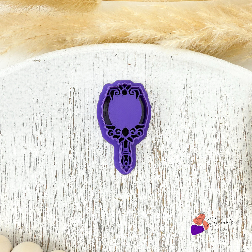 Emporte-pièce artisanal en forme de miroir baroque violet pour argile polymère – outil créatif pour réaliser des bijoux et décorations faits main.