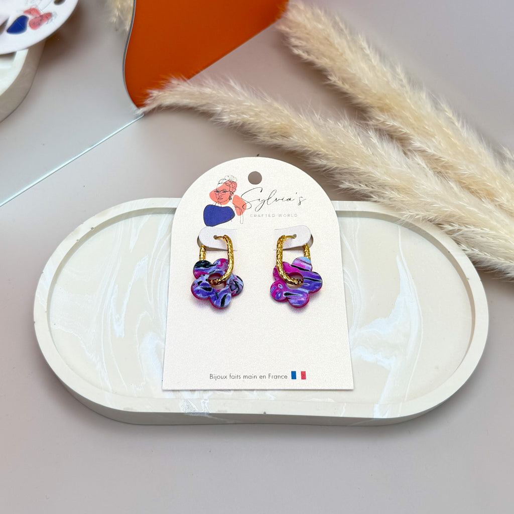 Boucles d'oreilles colorées créoles avec pendant en argile polymère en forme de fleur