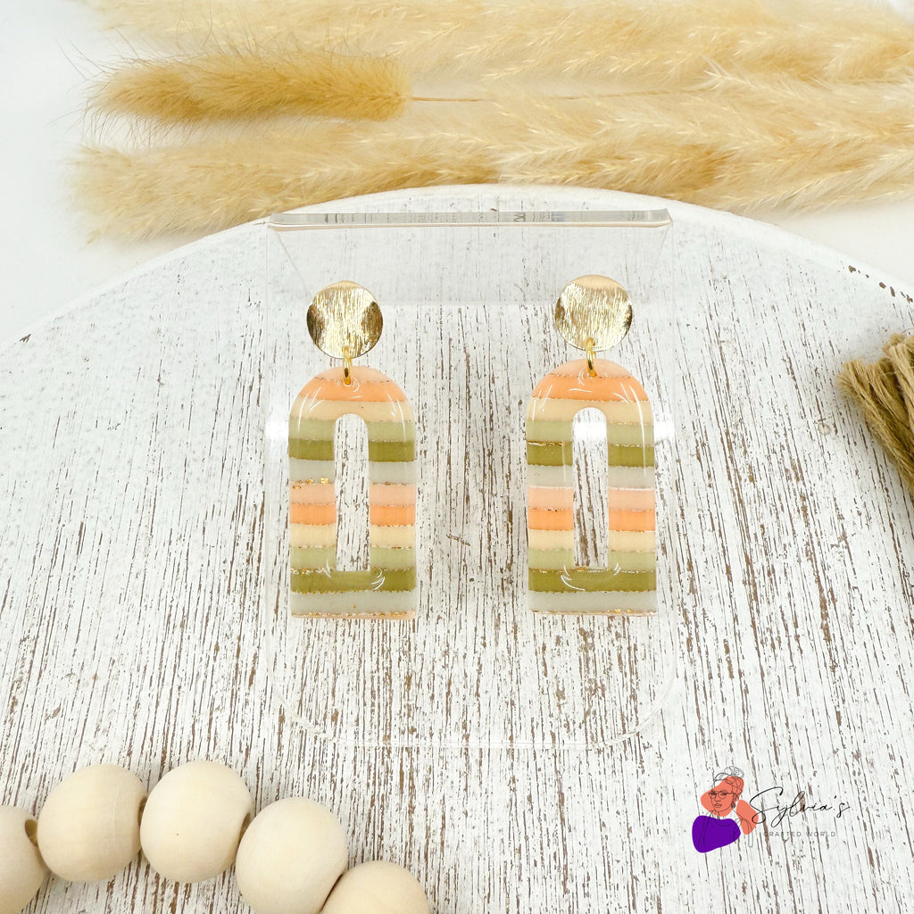 Boucles d'oreilles colorées arche "Alba" en Argile Polymère et Laiton doré à l'or fin 24K avec motif à rayures