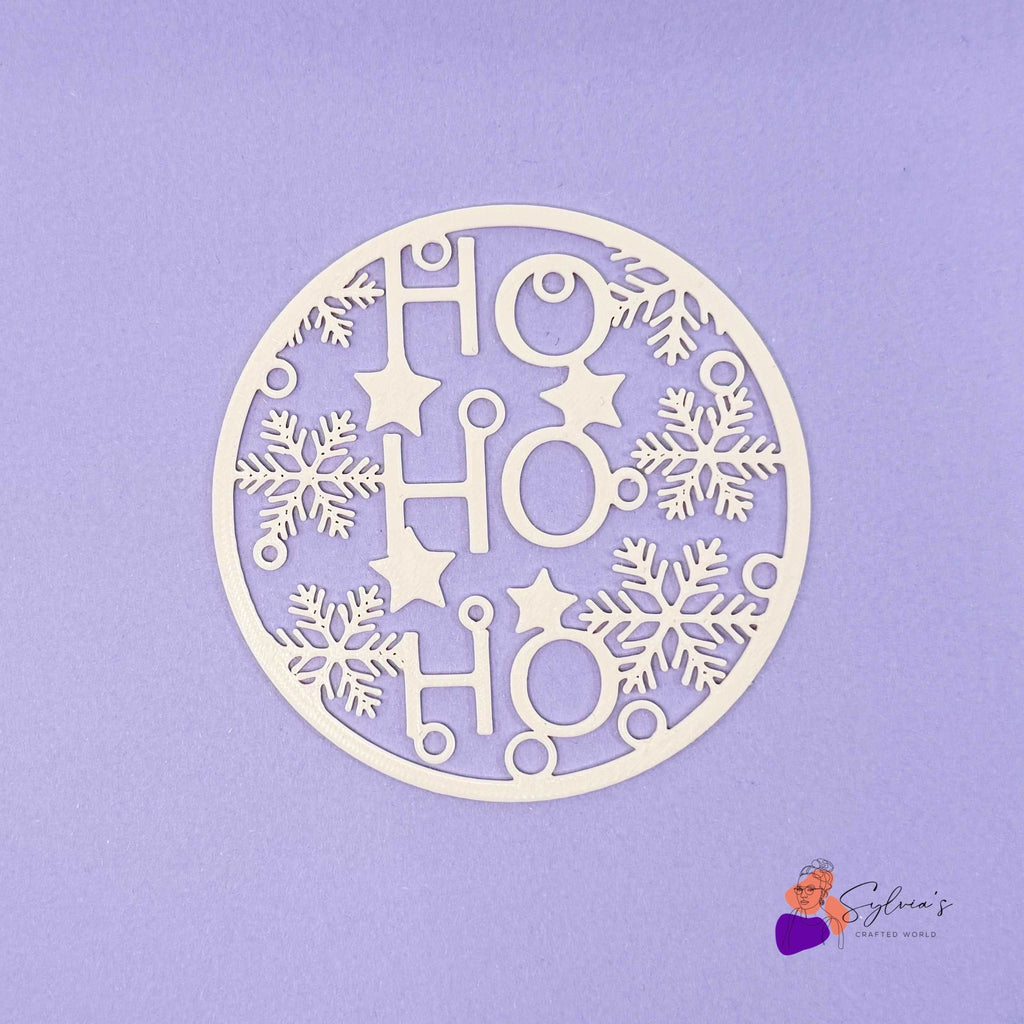 Emporte-pièce rond avec texte HO HO HO et flocons de neige, idéal pour créer des décorations de Noël en pâte polymère avec style festif.