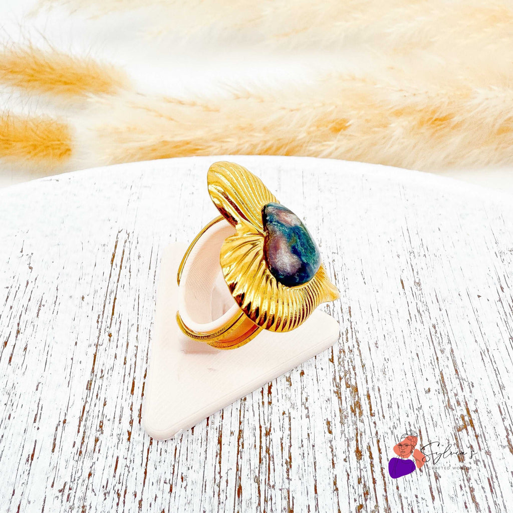 Bague cœur dorée artisanale "Aveline" en argile polymère et acier doré, posée sur support blanc, bijou fait main élégant et unique.