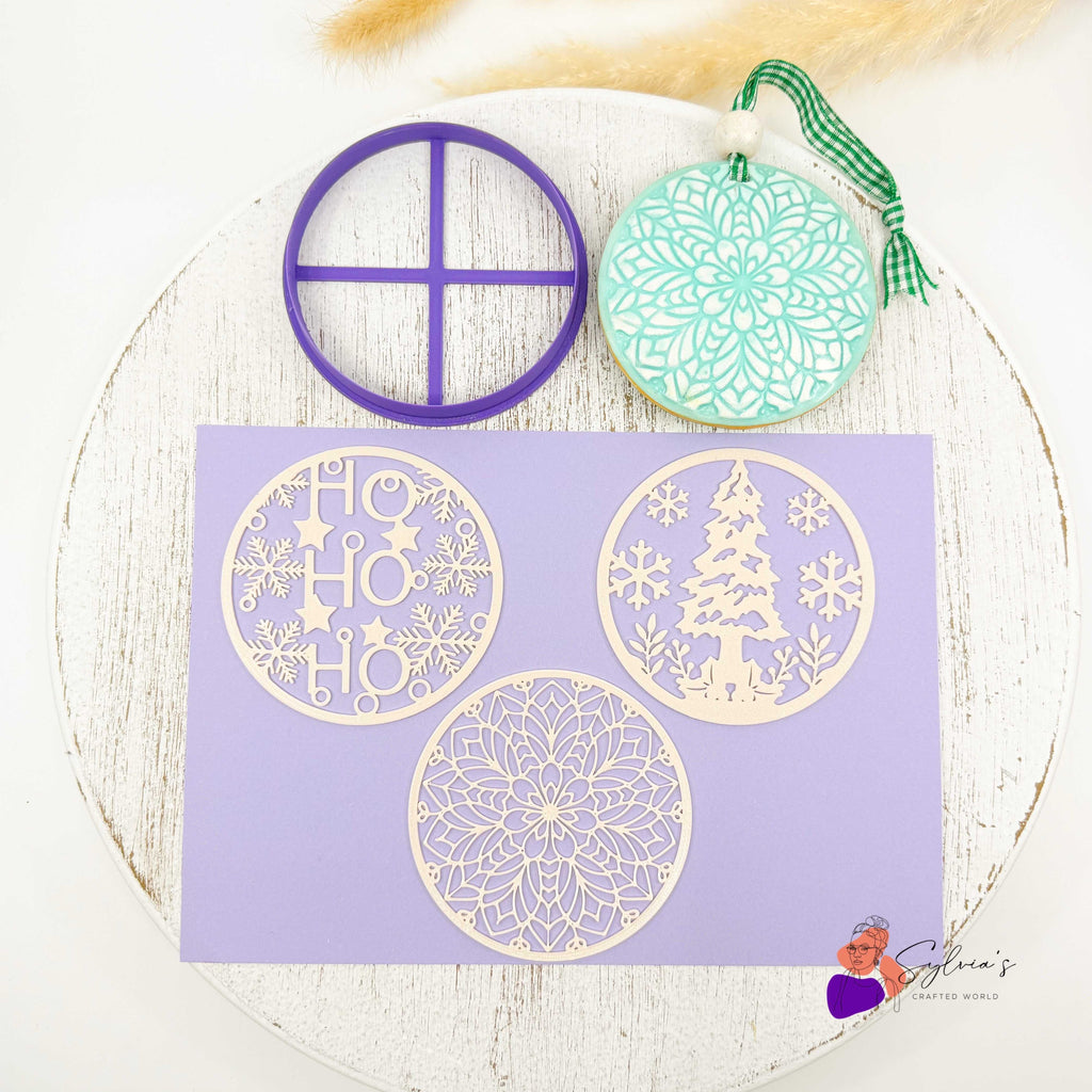 Set d'emporte-pièce argile polymère et texture pour boule de Noël avec formes rondes et motifs festifs sur fond violet, idéal pour créations Fimo.