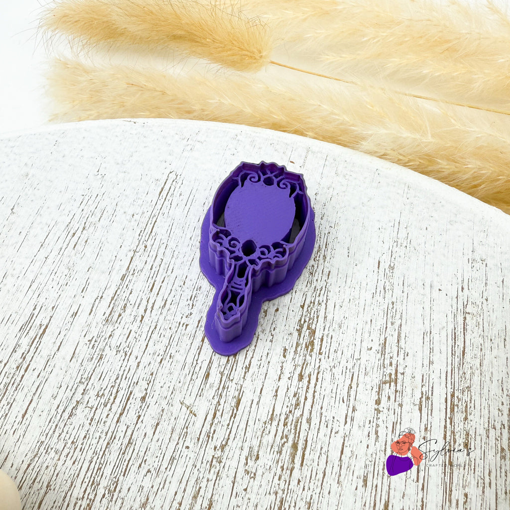 Emporte-pièce artisanal en forme de miroir baroque violet pour argile polymère – outil créatif pour réaliser des bijoux et décorations faits main.