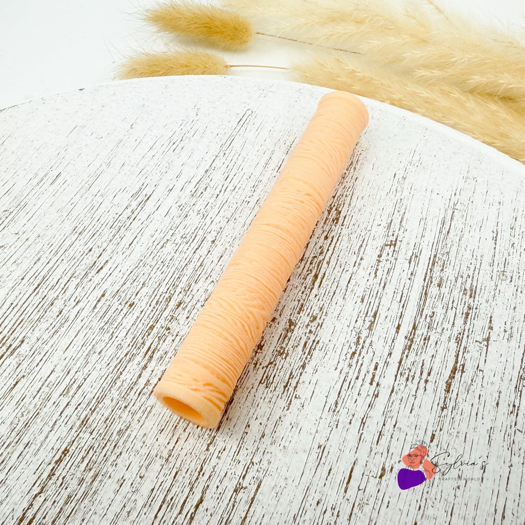 Rouleau de texture pour argile polymère avec motif bois réaliste, outil artisanal beige pour pâte Fimo.