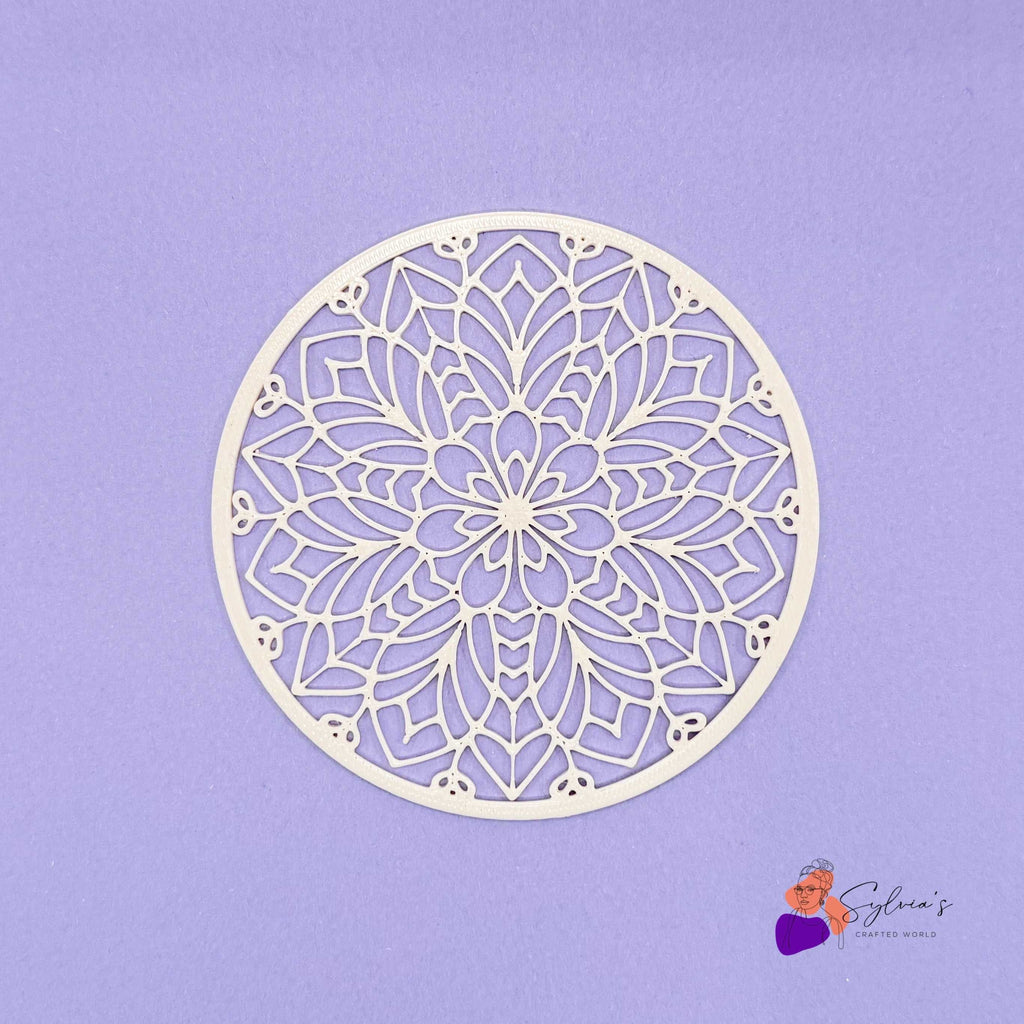 Emporte-pièce rond avec motif mandala ajouré, outil de découpe pour argile polymère, inclus dans le set pour boule de Noël créative.