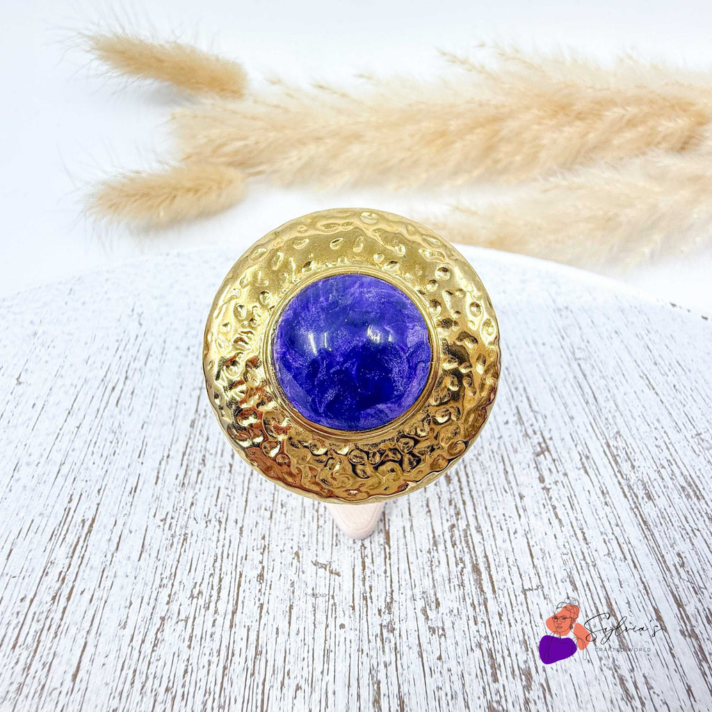 Bague artisanale Jacinthe en argile polymère avec plateau doré martelé et cabochon violet, bijou unique fait main en France. Idéale pour un style élégant et original.