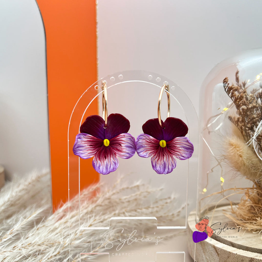 Boucles d'oreilles en argile polymère en forme de fleurs de pensées de couleur bordeau, violet et blanc