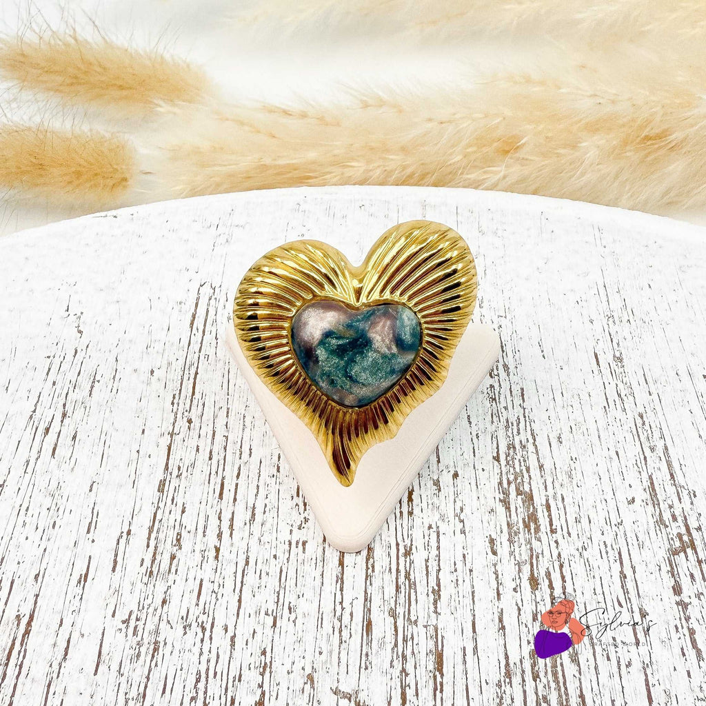Bague cœur dorée artisanale 'Aveline' en argile polymère et acier doré, posée sur support bois, bijou fait main élégant pour femme.