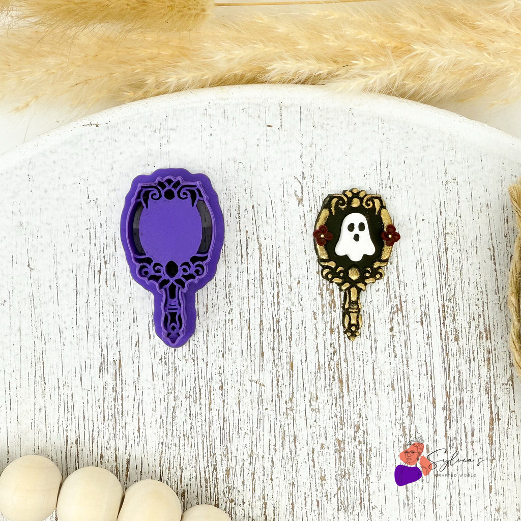 Emporte-pièce artisanal en forme de miroir baroque pour argile polymère, exemple de bijou décoré avec un fantôme d’Halloween – outil créatif pour bijoux faits main.