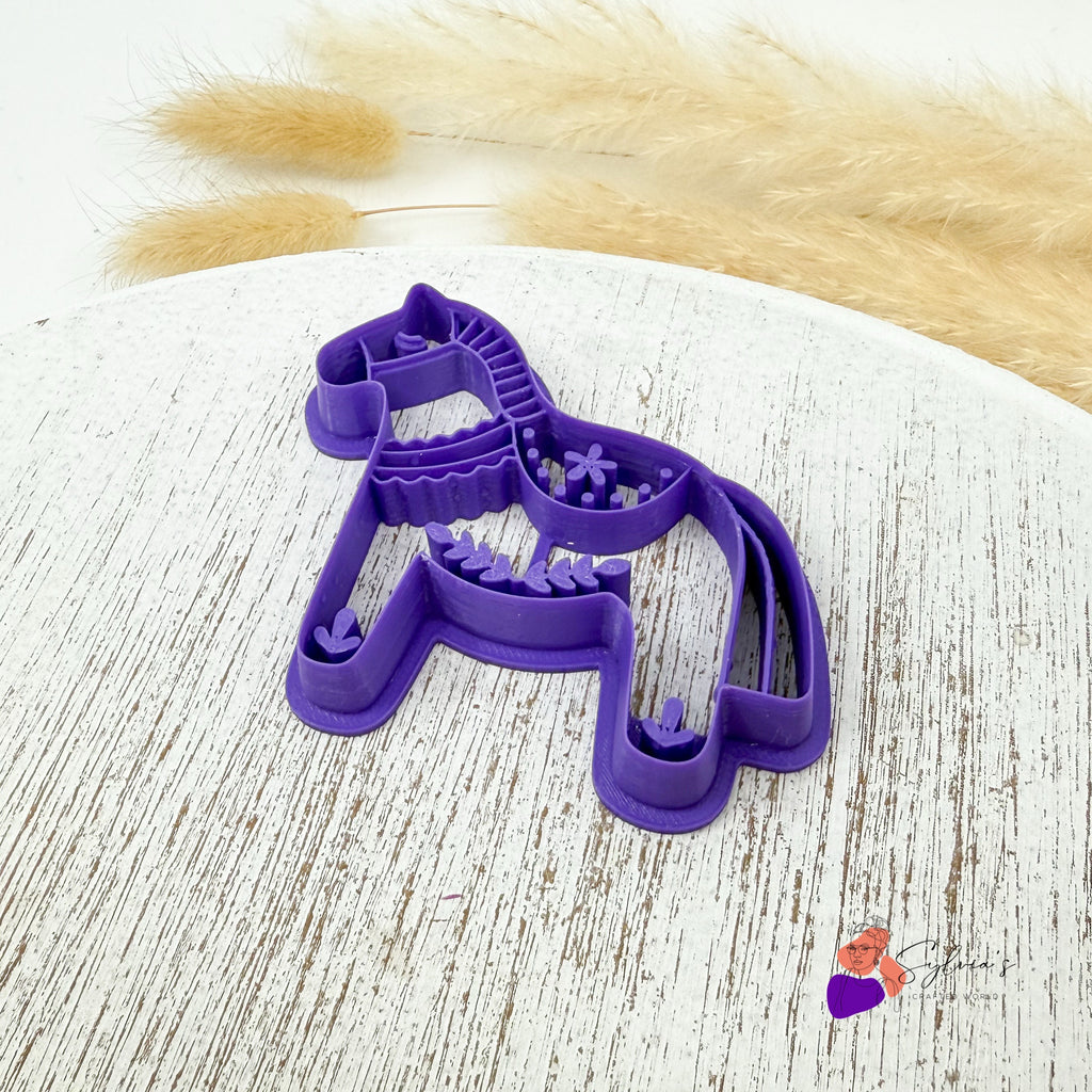 Emporte-pièce cheval nordique en relief pour création d’ornements de Noël en argile polymère, vue en perspective.