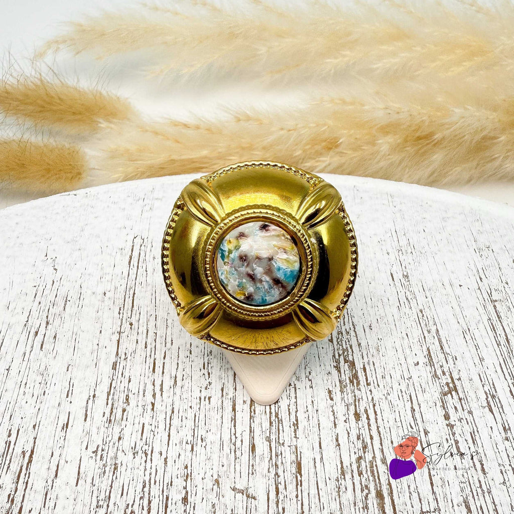 Bague dorée artisanale en argile polymère "Diane" avec cabochon texturé multicolore, montée sur acier inoxydable, bijou fait main unique.