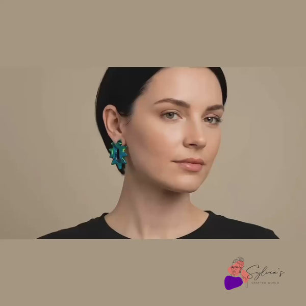 Femme portant des boucles d’oreilles Naia en argile polymère colorée, design organique bleu vert avec finition brillante, style moderne et élégant