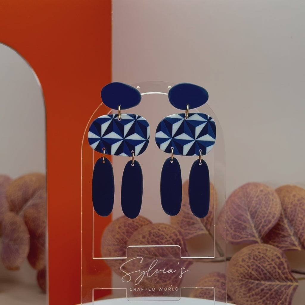 Boucles d'oreilles en polymère en forme de galets bleus à motif géométrique