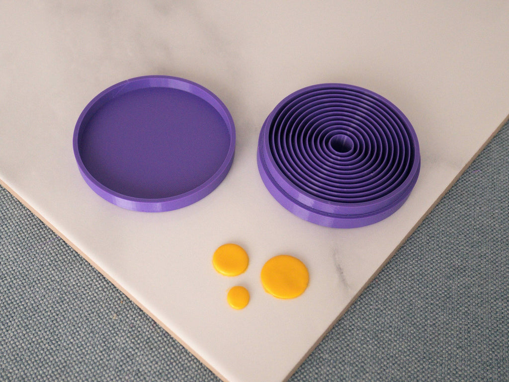 Boîte contenant plusieurs emporte-pièces pour argile polymère imprimé en PLA violet