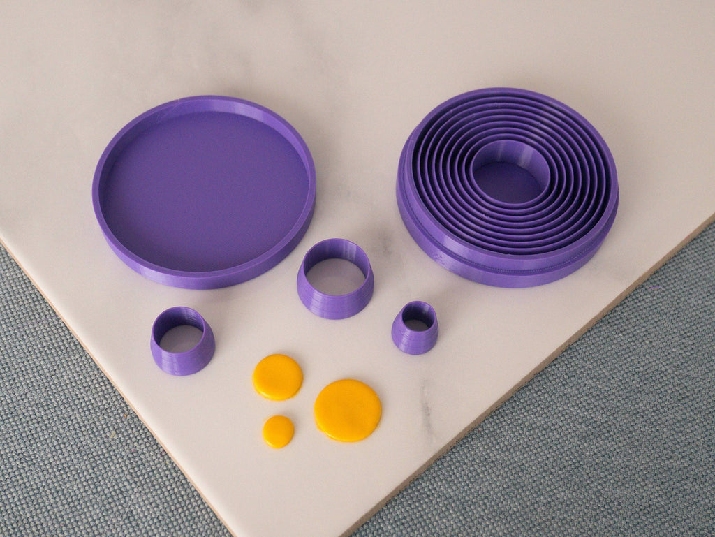 Boîte contenant plusieurs emporte-pièces pour argile polymère imprimé en PLA violet